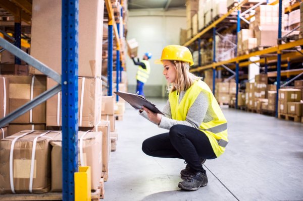 depositphotos_184143036-stock-photo-woman-warehouse-worker-with-clipboard.jpg